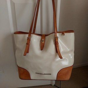 BEAUTIFUL and FUN WHITE PATENT LEATHER  DOONEY BOURKE TOTE w/ dust bag